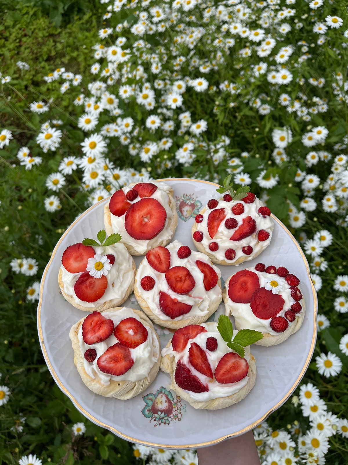 15 Beautiful Garden Gathering Ideas for Early Summer